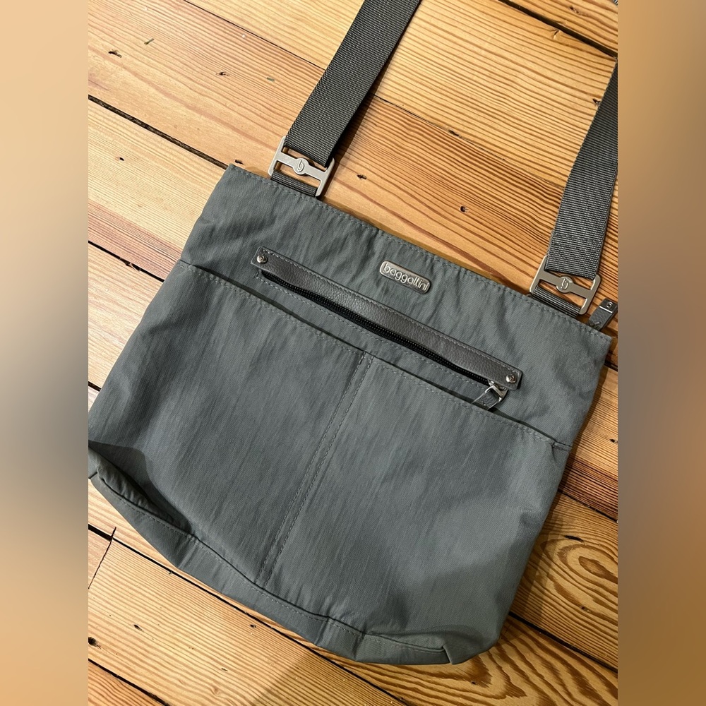 Baggalini light gray crossbody bag with tons of pockets